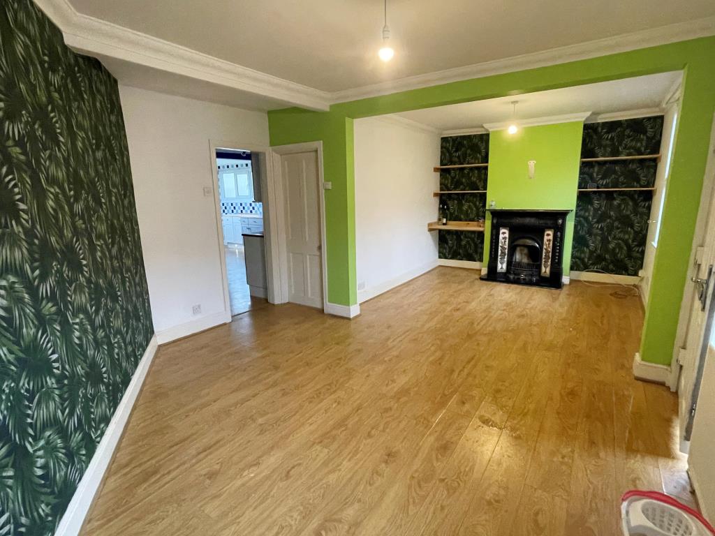 Lot: 67 - TOWN CENTRE DOUBLE FRONTED HOUSE -